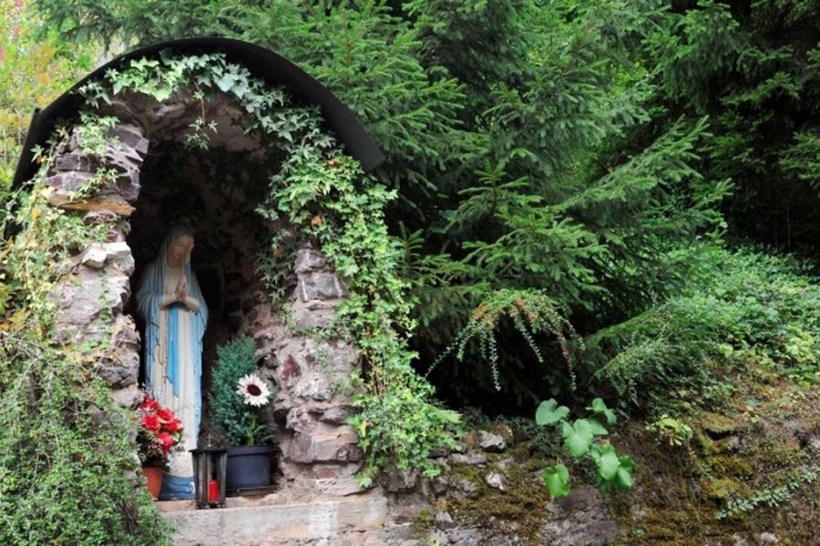 heiligenstation-mit-muttergottes-banneux