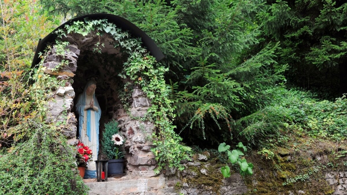 heiligenstation-mit-muttergottes-banneux